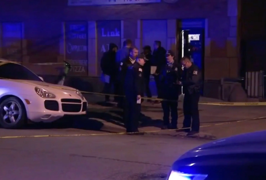 美国芝加哥便利店遭抢劫（视频截图）