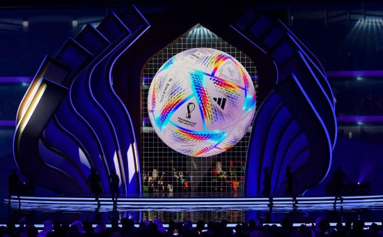 ▲当地时刻2022年4月1日，卡塔尔宇宙杯抽签庆典现场大屏幕上展示官方用球。图/新华社