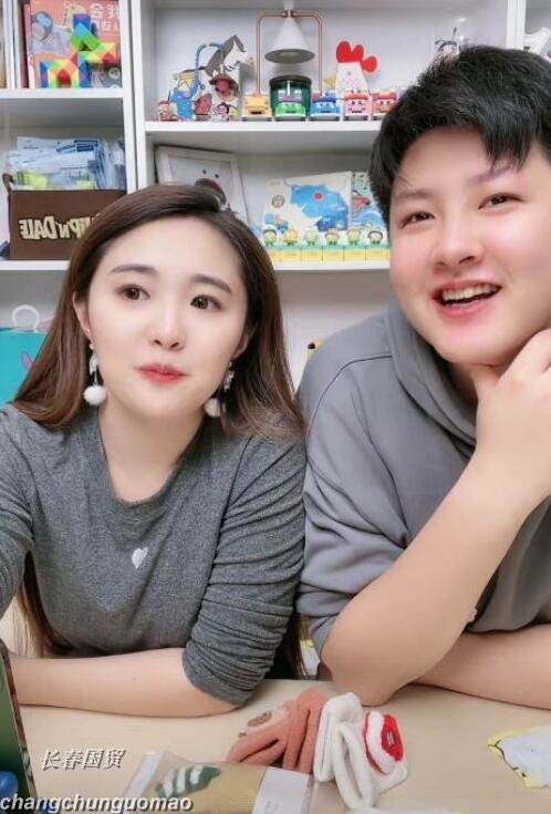 官宣订婚后,“金龟子”刘纯燕女儿女婿首次露面,甜蜜互动秀恩爱_荔枝网新闻
