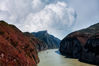 2022年11月18日重庆长江三峡秋色一库碧水荡漾 两岸红叶漫山。图为长江三峡瞿塘峡美景。

