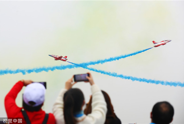 中国航空产业大会暨南昌飞行大会开幕 红鹰、红星表演队进行飞行表演
