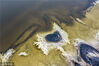 2022年11月27日，山西运城，连日来，随着气温下降，有着“中国死海”之称的运城盐湖出现了独特的“硝花”景观，形态各异。