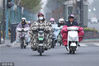 2022年11月28日，江苏连云港，赣榆区街头的市民“全副武装”骑车出行。
