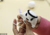 2022年11月29日，江苏淮安，针织爱好者钩织织世界杯吉祥物“拉伊卜”。