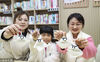 2022年11月29日，江苏淮安，针织爱好者钩织织世界杯吉祥物“拉伊卜”。