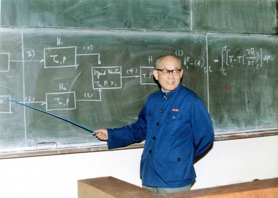 时钧先生站着板书授课。南京工业大学供图