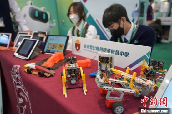 学生展示其参展作品。　陈永诺 摄