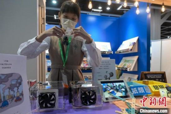 学生展示其参展作品。　陈永诺 摄