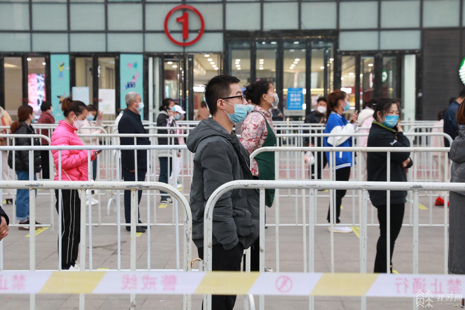 万达广场核酸检测点等候检测学生们间隔一米排队现场秩序井然豫新初中