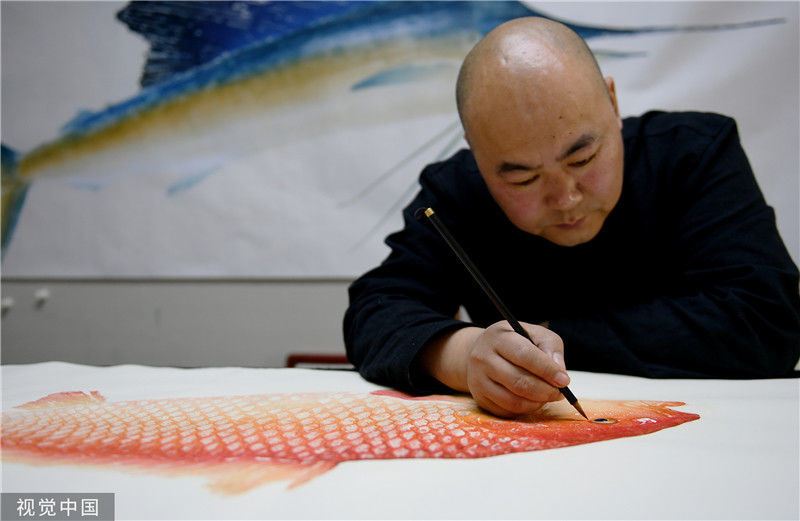 河北张家口,42岁的赵建明是涿鹿县西关村农民,喜欢上"鱼拓"画后经过