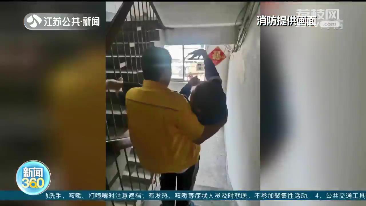 情况紧急!泰州兴化两名男子撬门冲进火场 救出残障少年