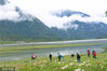 2022年6月9日，西藏自治区林芝市波密县古乡湖云雾缭绕，景色如画，吸引不少游客前往观赏。