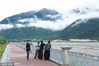 2022年6月9日，西藏自治区林芝市波密县古乡湖云雾缭绕，景色如画，吸引不少游客前往观赏。张洪科/视觉中国 编辑/陈进