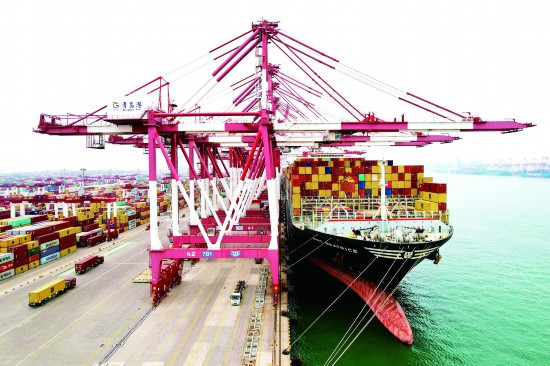 中国海关总署9日发布数据，5月我国出口按美元计同比增长16.9%。图为9日青岛港外贸码头。