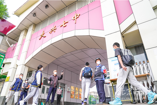  今天上午，本市初三年级复课。在大兴七中，学生们精神饱满，有序测温进入学校。 