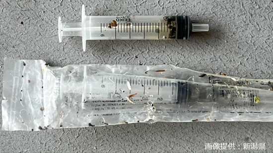 日本新潟县海岸发现500余只不明注射器(新潟县政府)