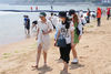 2022年6月18日，人们在江苏省连云港连岛大沙湾游乐场沙滩上休闲游玩。