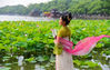 2022年6月18日，杭州高温天气，西湖边，游客众多，游玩的心情丝毫不受高温天气的影响。