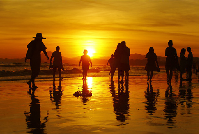  海南三亚：夕阳西下 游客在三亚湾游玩
