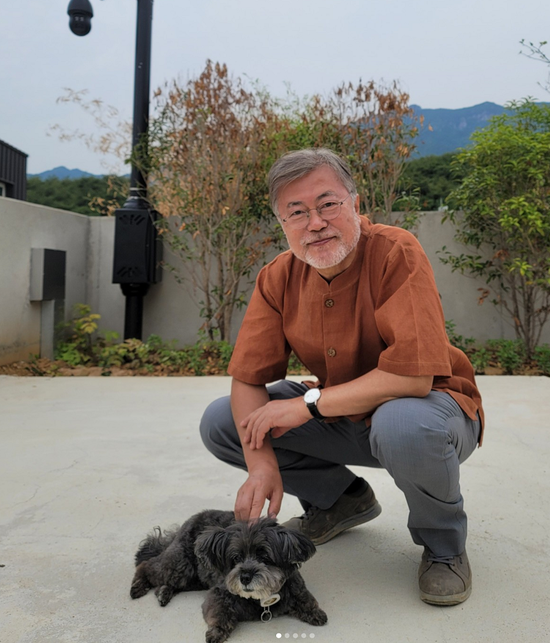 文在寅与宠物狗的合影(社交平台)