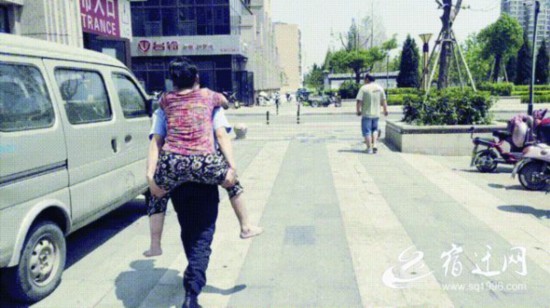 （全媒）&ldquo;来，我背您回家！&rdquo;(分离图)微(2197833)-20220622091702