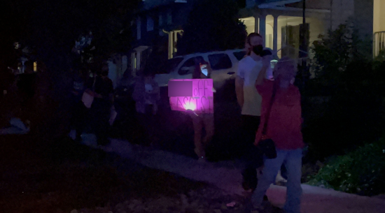 24日晚间，美国抗议者围堵在一位大法官的家门口。