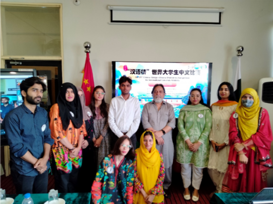 &ldquo;汉语桥&rdquo;世界大学生中文比赛卡拉奇赛区参赛选手合影。卡拉奇大学孔子学院供图