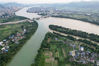 2022年6月25日，在珠江上游融江广西柳州市融安县城段拍摄的“泾渭分明”景观。（无人机图片）
