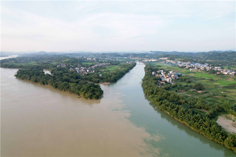 珠江上游融江强降雨结束 融江现"泾渭分明"景观-荔枝网图片