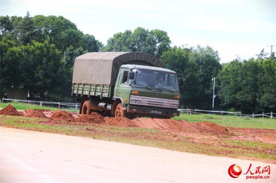 复杂路段驾驶训练。