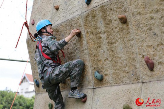 维和女兵进行心理行为训练。