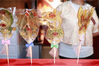 2022年6月29日，陕西西安大唐不夜城步行街，非遗艺人制作的糖画，既有大雁塔、十二生肖小动物等传统造型，还有大家耳熟能详的各种卡通造型，勾起了路人的记忆。