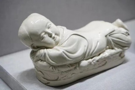 △北宋定窑瓷名品孩儿枕