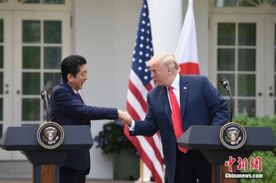 资料图：当地时间2018年6月7日，美国时任总统特朗普在白宫会见安倍晋三，二人出席联合记者会。中新社记者 刁海洋 摄