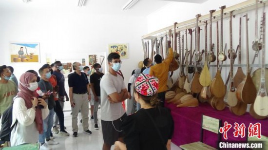 19国留学生赴新疆参访:新疆的艺术、科技,实地参访才知道!