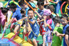 2022年7月1日，南京，持续高温天气，当地一家幼儿园举办“水枪大战”活动，小朋友们体验戏水乐趣，享受夏日清凉。