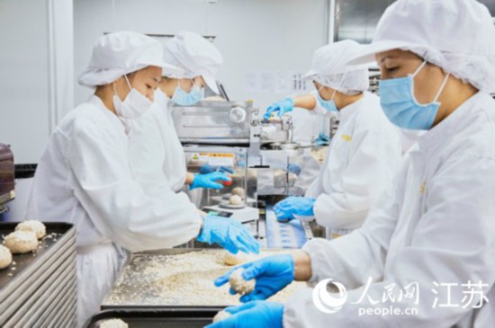  落户兴化的健康食品企业在生产面包。 人民网 张玉峰摄