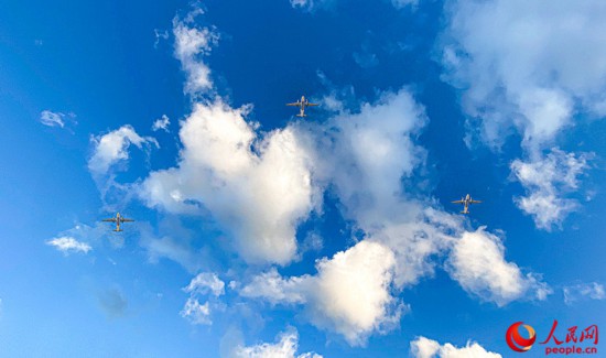 空中三机编队。