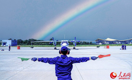 战机成功划回。