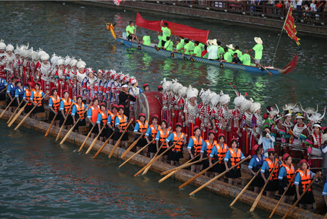贵州施秉77.8米长的木龙舟游江展演