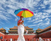 2022年8月16日，北京，烈日下故宫游客遮阳防晒各有妙招。当日北京继续晴热暴晒模式，紫外线照射强烈，热力十足。北京尽管已进入“末伏”，但暑热威力却依然不减。
