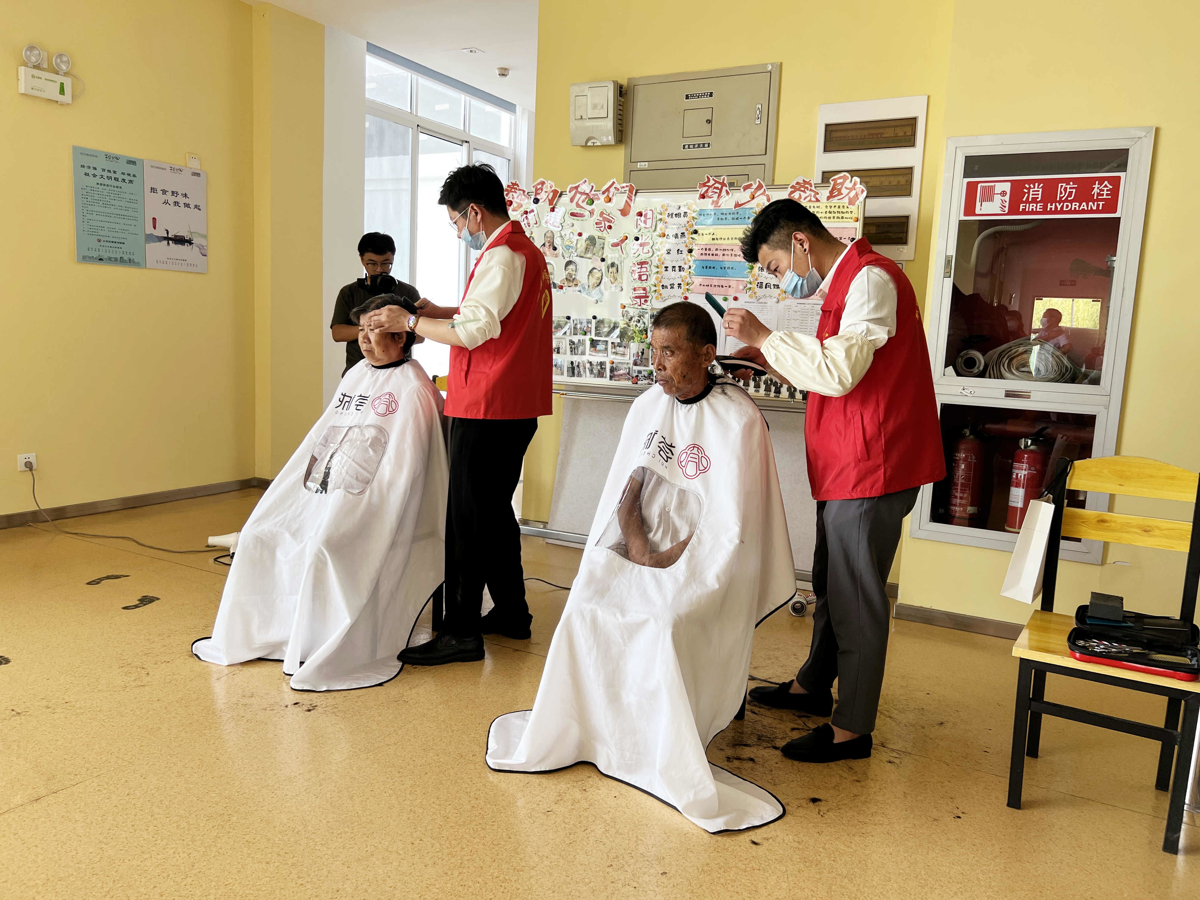 一个黑发女人在理发店给一个男人剪头发照片摄影图片_ID:102017701-Veer图库