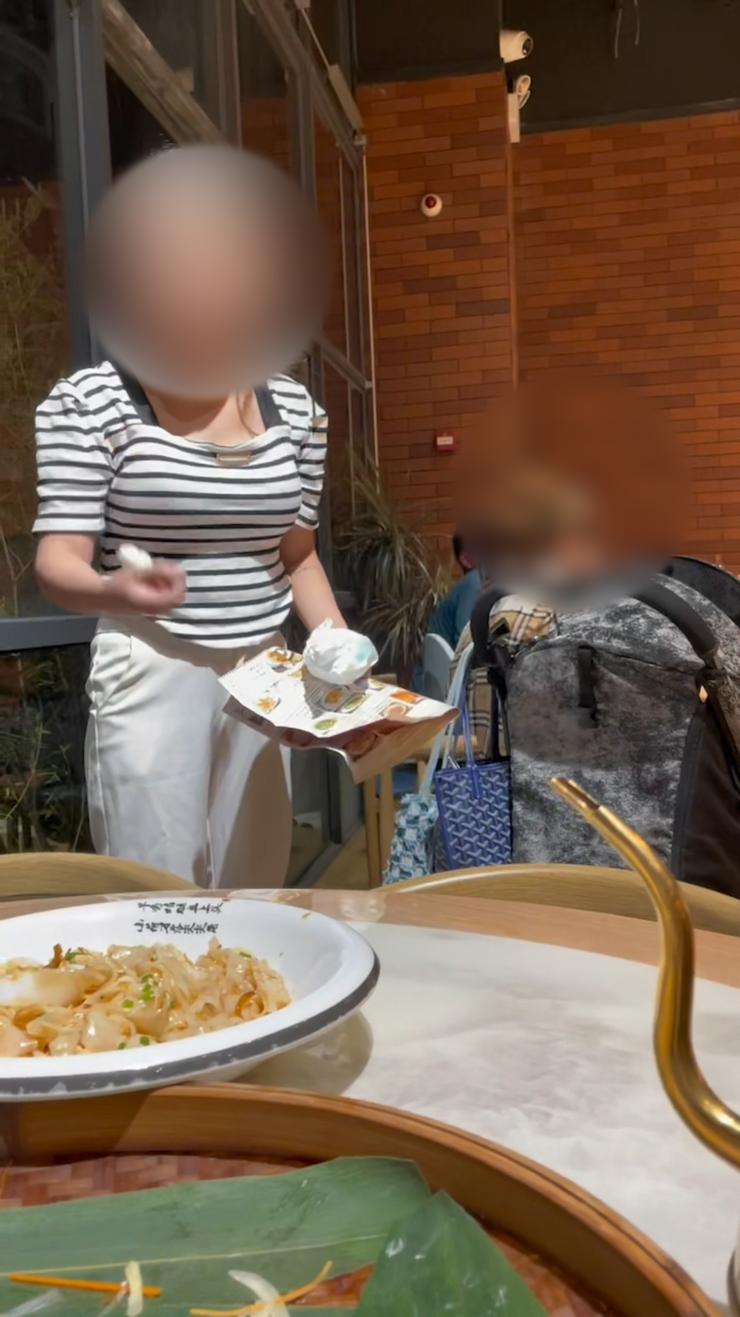 女子吃飯鄰桌當面給拉大便的寶寶換尿布：對方稱可以不看