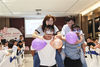 2022年8月3日，江苏淮安，男女青年参加联谊交友做游戏。/IC photo
