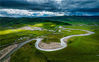 2022年8月1日，四川省阿坝州红原月亮湾，川西高原的绿色天堂，一道蜿蜒河流在草原上流过，好一幅如壮丽的画卷。
