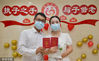 2022年8月4日，浙江省湖州市，长兴县民政局婚姻登记处，全国五好家庭陶莉莉（左二）夫妻正在为新人证婚。