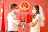 2022年8月4日，郑州，一对新人在结婚登记处门口排队。当日是中国传统节日七夕节，不少新人选择在这一天登记结婚。
