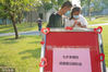 2022年8月4日，山东省枣庄市，市中区民政局婚姻登记处，一对新人领取结婚证后拍照留念。