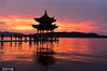 2022年8月5日，杭州，西湖边现晚霞景观。
