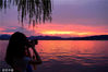 2022年8月5日，杭州，西湖边现晚霞景观。
